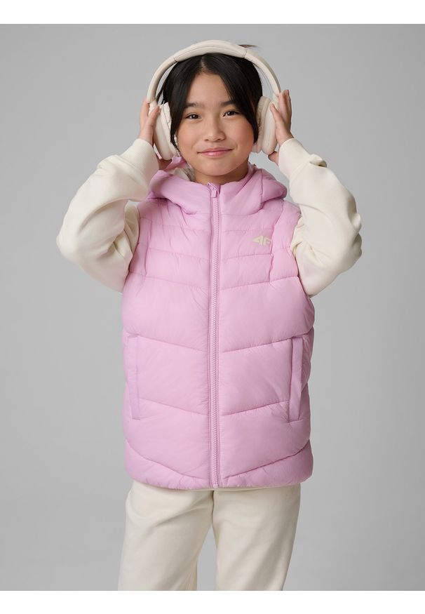 4f - 4F Bezrękawnik z wypełnieniem syntetycznym dziewczęcy - fioletowy 140 (9-10 lat). Okazja: na spacer, na co dzień, na uczelnię. Typ kołnierza: kołnierzyk stójkowy. Kolor: fioletowy. Materiał: syntetyk. Długość rękawa: bez rękawów. Sezon: lato. Styl: casual