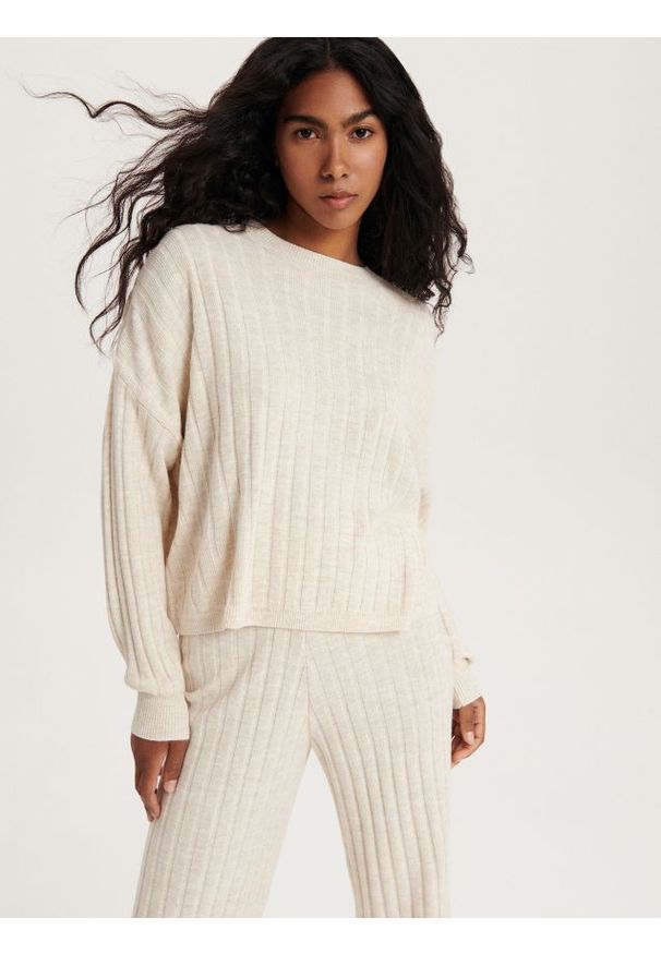 Reserved - Sweter w prążek - kremowy. Kolor: kremowy. Materiał: prążkowany, dzianina. Wzór: prążki