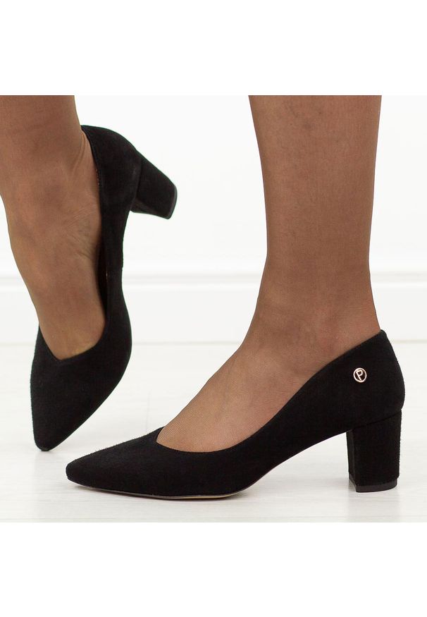 Czarne zamszowe skórzane Polskie czółenka damskie na słupku Prestige 2105 OBL. Okazja: na wesele, na ślub cywilny, na imprezę. Kolor: czarny. Materiał: skóra, zamsz. Szerokość cholewki: normalna. Styl: klasyczny, elegancki