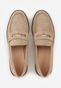 Born2be - Beżowe Mokasyny VICES z Wkładką ze Skóry Naturalnej i Metaliczną Aplikacją Nanora. Nosek buta: okrągły. Kolor: brązowy. Materiał: skóra. Wzór: aplikacja. Obcas: na obcasie. Styl: klasyczny. Wysokość obcasa: niski #5