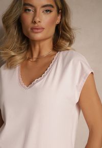 Renee - Jasnoróżowy T-shirt z Bawełny Ozdobiony Koronką Ralienne. Okazja: na co dzień. Kolor: różowy. Materiał: bawełna, koronka. Wzór: aplikacja, koronka. Styl: casual #4
