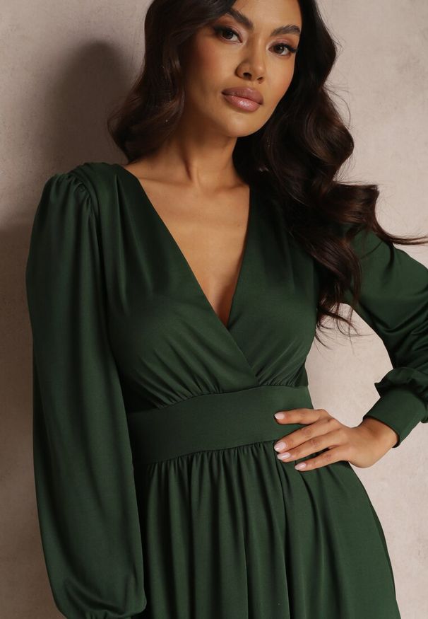 Renee - Ciemnozielona Sukienka Kopertowa Taliowana Hosidius. Okazja: na imprezę, na co dzień. Kolor: zielony. Materiał: wiskoza. Typ sukienki: kopertowe. Styl: casual, elegancki. Długość: midi