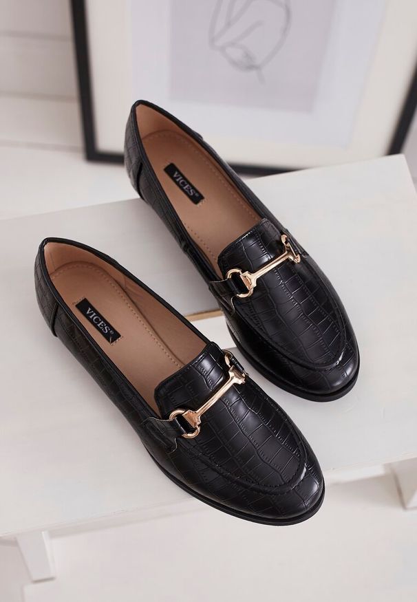 Renee - Czarne Mokasyny Barnard. Nosek buta: okrągły. Zapięcie: bez zapięcia. Kolor: czarny. Materiał: materiał, skóra. Szerokość cholewki: normalna. Obcas: na obcasie. Wysokość obcasa: niski