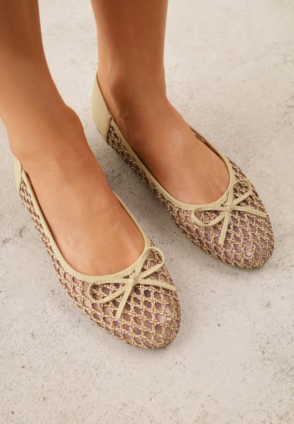 Renee - Ciemnobeżowe Balerinki z Siateczkową Cholewką z Plecionką Zdobione Kokardką Harelaya. Okazja: na spacer. Kolor: beżowy. Materiał: jeans. Szerokość cholewki: normalna. Wzór: aplikacja. Sezon: lato. Obcas: na płaskiej podeszwie. Styl: boho, elegancki