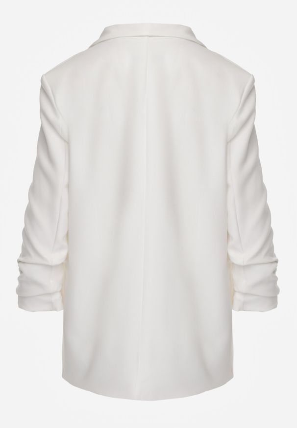 Born2be - Biała Marynarka Bez Zapięć z Ozdobnym Marszczeniem i Imitacją Kieszeni Phelotis. Okazja: na co dzień, na spotkanie biznesowe, do pracy. Kolor: biały. Materiał: tkanina, jeans. Wzór: gładki, jednolity, aplikacja. Styl: casual, biznesowy, elegancki