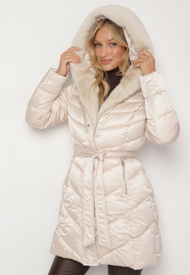 Born2be - Beżowa Pikowana Kurtka z Wiązanym Paskiem i Kapturem z Futerkiem Fenama. Okazja: na spacer, na co dzień. Kolor: beżowy. Materiał: futro. Styl: elegancki, casual