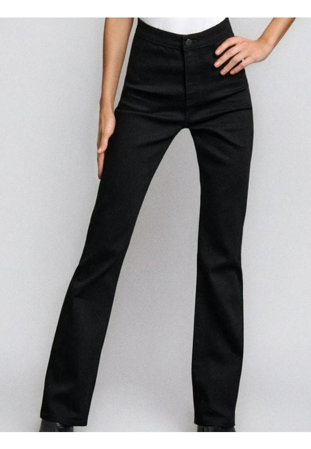 Sinsay - Jeansy flare high waist - czarny. Stan: podwyższony. Kolor: czarny
