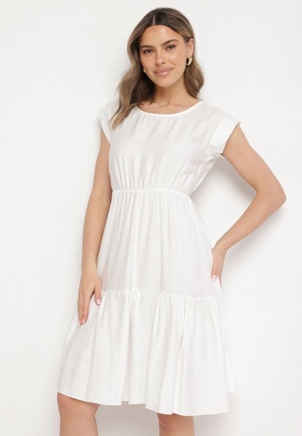 Born2be - Biała Wiskozowa Sukienka o Rozkloszowanym Kroju Lizena. Okazja: na imprezę, na co dzień. Kolor: biały. Materiał: wiskoza. Sezon: wiosna, lato. Styl: casual, klasyczny