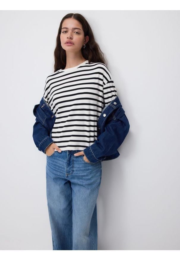 Reserved - Longsleeve w paski - złamana biel. Materiał: dzianina. Długość rękawa: długi rękaw. Wzór: paski