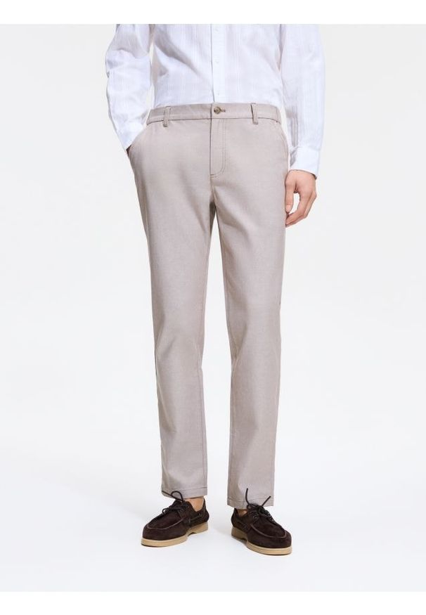 Reserved - Spodnie chino slim fit - beżowy. Kolor: beżowy. Materiał: bawełna, tkanina