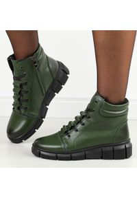 Khaki skórzane botki damskie na traperze T.Sokolski Z25-250. Okazja: na spacer. Nosek buta: okrągły. Kolor: brązowy. Materiał: skóra. Szerokość cholewki: normalna. Sezon: zima, jesień. Obcas: na platformie. Styl: klasyczny, elegancki