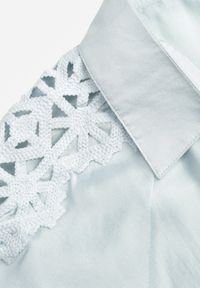 Renee - Jasnoniebieska Koszula o Luźnym Kroju z Ażurowym Zdobieniem na Ramionach Thaelede. Okazja: na co dzień. Kolor: niebieski. Materiał: jeans. Wzór: aplikacja, ażurowy. Styl: elegancki, casual #3