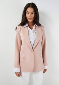 Born2be - Ciemnoróżowa Marynarka Ozdobiona Imitacją Kieszeni Sovzedi. Okazja: na spotkanie biznesowe. Kolor: różowy. Materiał: jeans. Wzór: aplikacja. Styl: biznesowy, elegancki #1