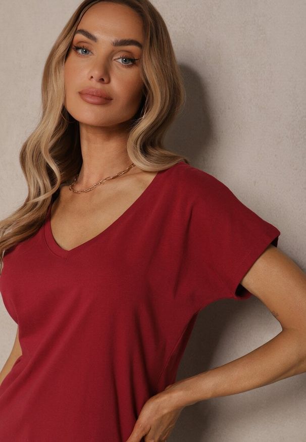 Renee - Bordowy T-shirt z Bawełny z Dekoltem w Serek Linithiela. Okazja: na co dzień. Typ kołnierza: dekolt w serek. Kolor: czerwony. Materiał: bawełna. Styl: casual