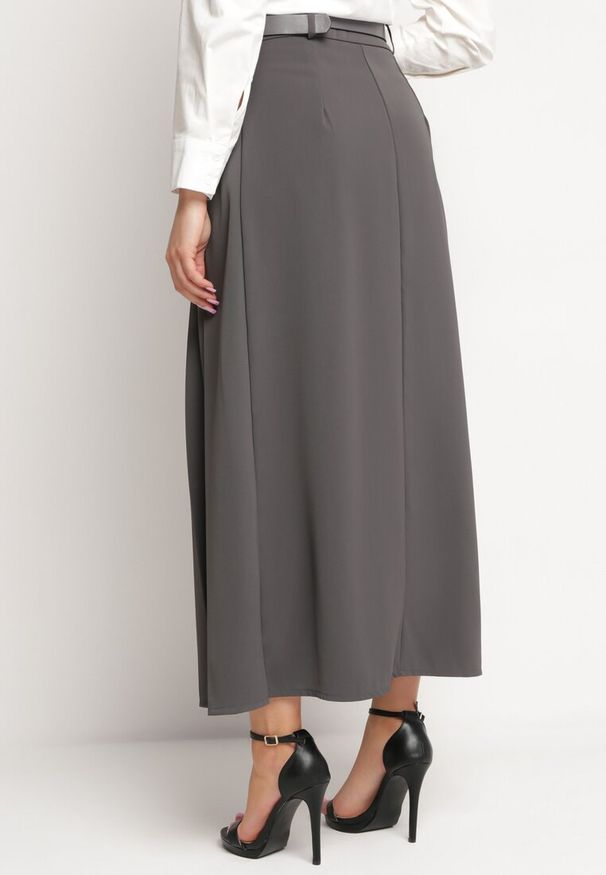 Born2be - Ciemnoszara Rozkloszowana Spódnica z Szerokimi Plisami i Paskiem w Komplecie Henlitta. Kolor: szary. Styl: elegancki