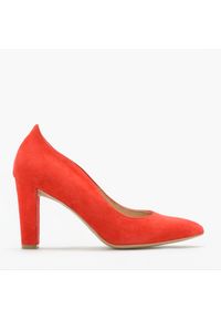 Ryłko - Czółenka z ozdobną cholewką LILA. Nosek buta: okrągły. Kolor: czerwony. Materiał: welur. Szerokość cholewki: normalna. Obcas: na słupku