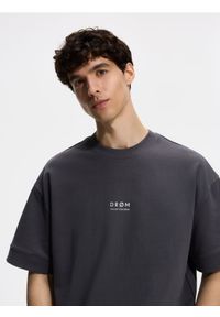 Reserved - T-shirt boxy z nadrukiem - ciemnoszary. Kolor: szary. Materiał: bawełna, dzianina. Wzór: nadruk