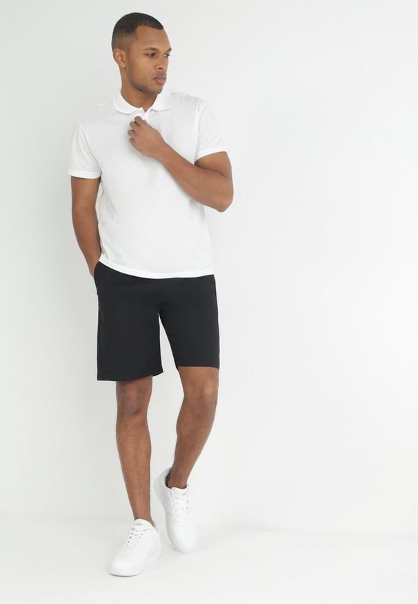 Born2be - Czarne Szorty z Regulowanym Stanem i Gumką w Pasie Dolola. Kolor: czarny. Materiał: tkanina. Długość: do kolan. Styl: sportowy