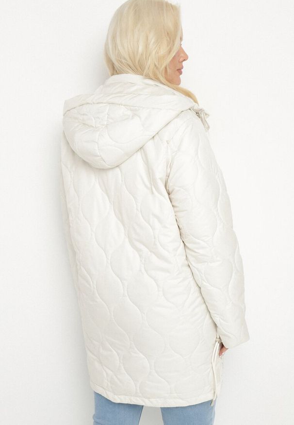 Born2be - Jasnobeżowa Kurtka Pudełkowa z Pikowaniem i Odpinanym Kapturem Annaloria. Okazja: na co dzień, na spacer. Kolekcja: plus size. Kolor: beżowy. Styl: casual