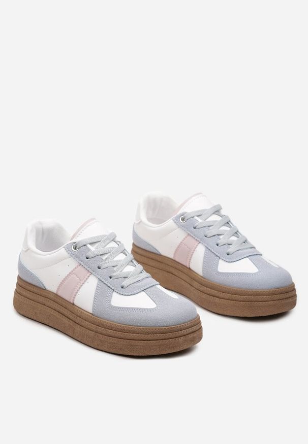 Born2be - Niebiesko-Białe Sneakersy na Niskiej Platformie z Materiałowymi Wstawkami Xeonbia. Kolor: niebieski. Materiał: materiał. Obcas: na platformie