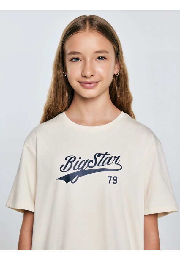 Big-Star - Koszulka dziewczęca oversize z nadrukiem kremowa Emillia 103. Okazja: na uczelnię. Kolor: biały. Materiał: dzianina, jeans. Wzór: nadruk