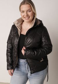 Born2be - Czarna Pikowana Kurtka z Odpinanym Kapturem i Dłuższym Tyłem Harmenope. Okazja: na co dzień. Kolekcja: plus size. Kolor: czarny. Materiał: poliester, jeans. Długość: długie. Styl: casual #6