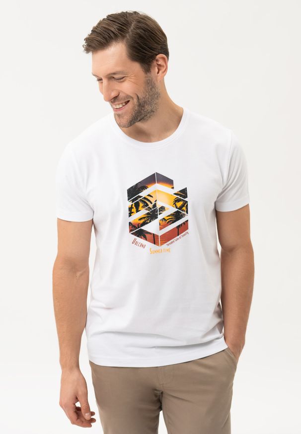 Volcano - Biały t-shirt T-SUNSET. Okazja: na plażę, na co dzień. Kolor: biały. Materiał: materiał, bawełna. Długość rękawa: krótki rękaw. Długość: krótkie. Wzór: nadruk. Sezon: lato. Styl: klasyczny, wakacyjny, casual