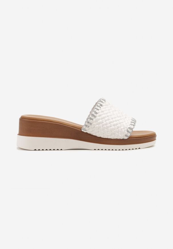 Born2be - Białe Klapki na Koturnie z Plecioną Cholewką Nevorise. Okazja: na co dzień. Kolor: biały. Materiał: jeans. Obcas: na koturnie. Styl: casual