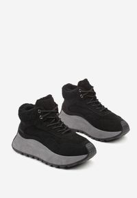 Born2be - Czarne Sneakersy Śniegowce Vices na Grubej Podeszwie Ozdobione Futerkiem i Napisem Nelinena. Okazja: na co dzień. Kolor: czarny. Materiał: futro. Wzór: aplikacja, napisy. Sport: golf