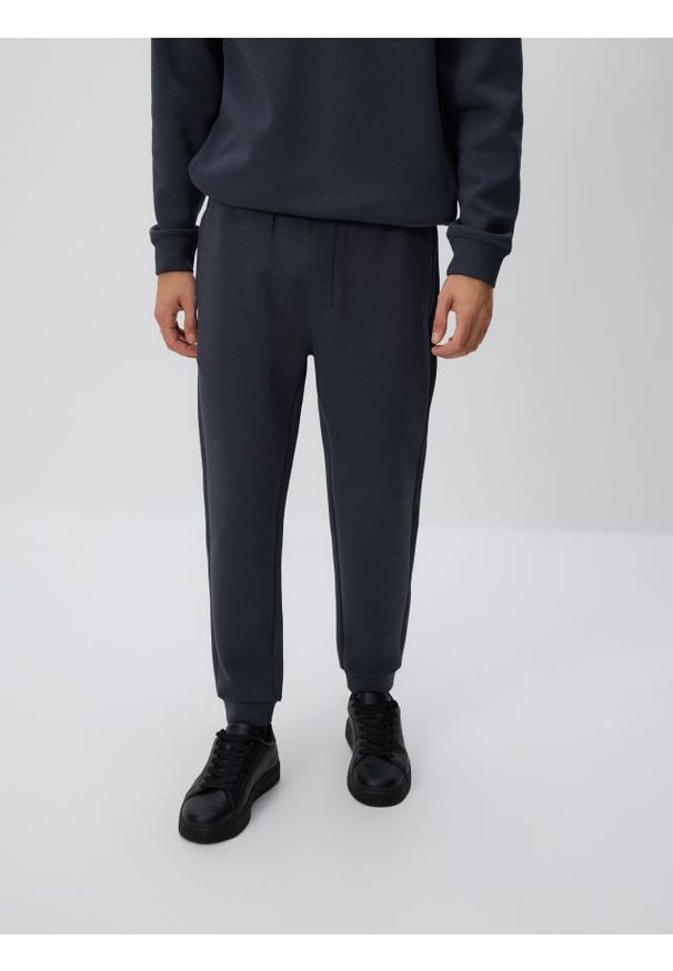Reserved - Spodnie dresowe slim fit - ciemnoszary. Kolor: szary. Materiał: dresówka