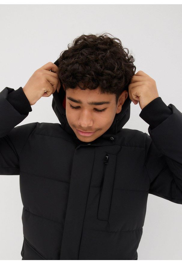 bonprix - Pikowana parka ze sportowymi detalami i kapturem. Kolor: czarny. Sezon: zima. Styl: sportowy