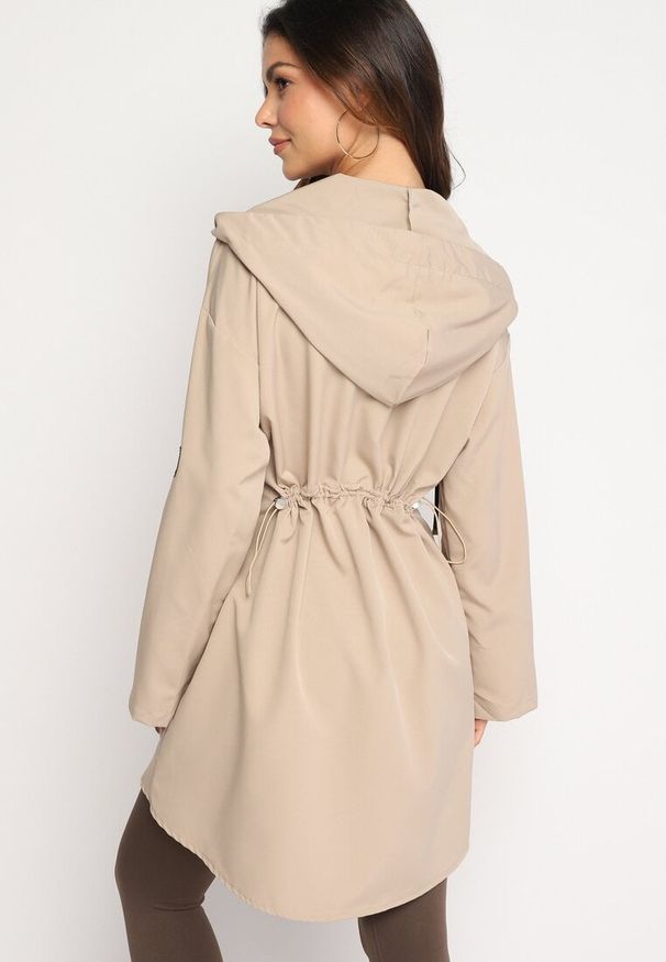 Born2be - Beżowa Kurtka Wiatrówka Oversize Fetteni. Kolor: beżowy