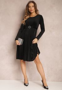 Renee - Czarna Plisowana Sukienka Welurowa z Paskiem Laceri. Kolor: czarny. Materiał: welur. Wzór: aplikacja. Styl: elegancki. Długość: midi