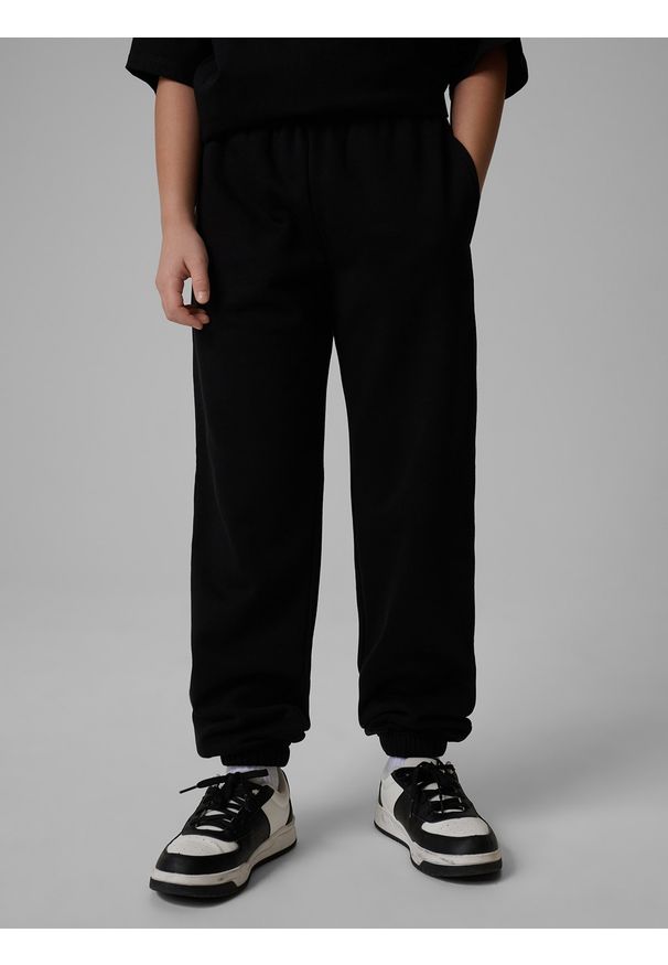 4f - 4F Spodnie dresowe joggery dziewczęce - czarne 146 (10-11 lat). Okazja: na co dzień. Kolor: czarny. Materiał: dresówka. Sezon: lato. Styl: casual, sportowy