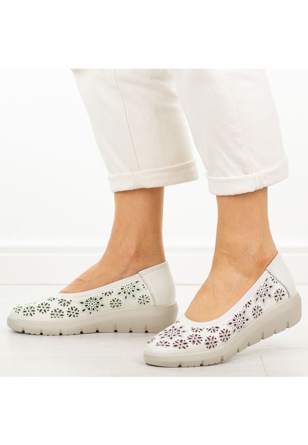 Białe skórzane baleriny damskie Filippo Dp7695/26. Okazja: na co dzień. Kolor: biały. Materiał: skóra. Sezon: wiosna, lato. Styl: casual