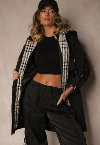 Renee - Czarna Kurtka Parka z Kapturem Podpinanymi Rękawami i Printem w Kratę Hallela. Typ kołnierza: kaptur. Kolor: czarny. Materiał: jeans. Długość: do kolan. Wzór: nadruk. Sezon: jesień