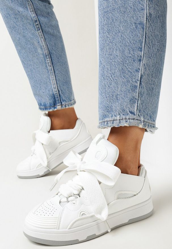 Born2be - Białe Sneakersy z Ozdobnym Sznurowaniem i Szerokim Językiem Vessy. Kolor: biały