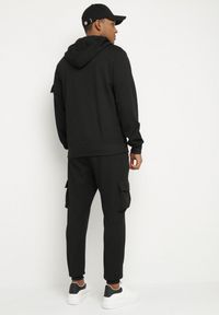 Born2be - Czarny Komplet Dresowy z Bawełną Rozpinana Bluza z Kapturem i Spodnie Liledis. Kolor: czarny. Materiał: dresówka, bawełna