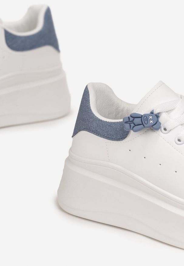 Born2be - Biało-Niebieskie Sneakersy na Grubej Podeszwie z Naszywką Chonris. Kolor: biały, niebieski. Wzór: aplikacja