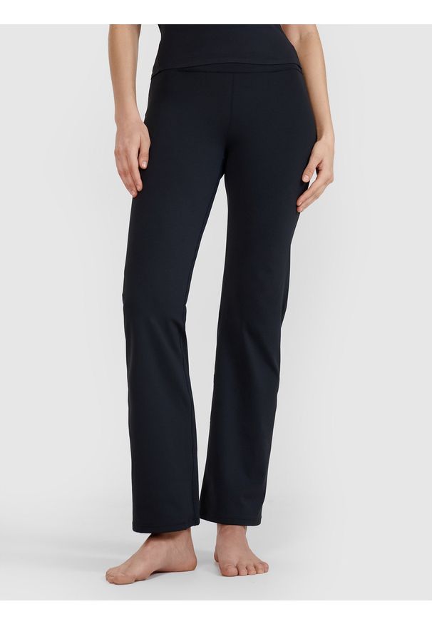 4f - 4F Legginsy do jogi i pilatesu z rozszerzanymi nogawkami damskie - czarne M. Stan: podwyższony. Kolor: czarny. Materiał: dzianina, elastan, włókno, tkanina, syntetyk, materiał. Wzór: gładki, ze splotem. Sport: joga i pilates