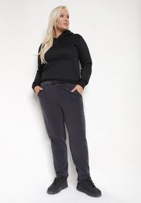 Born2be - Ciemnoszare Welurowe Spodnie Dresowe z Bawełną z Gumką w Pasie Drizza. Okazja: na co dzień. Kolekcja: plus size. Kolor: szary. Materiał: dresówka, welur, bawełna. Styl: sportowy, casual #7