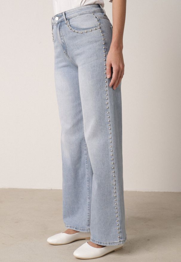 Born2be - Niebieskie Szerokie Jeansy Wysoki Stan z Bawełną Ozdobione Nitami Basithoe. Okazja: na co dzień. Stan: podwyższony. Kolor: niebieski. Wzór: aplikacja. Styl: casual, elegancki, klasyczny