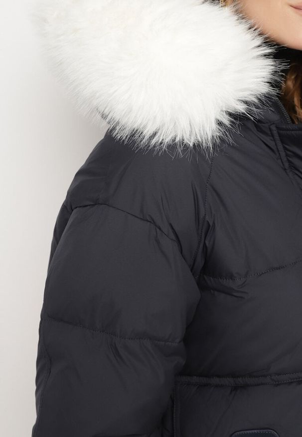 Born2be - Granatowa Kurtka Pikowana z Odpinanym Futerkiem Nomizia. Okazja: na co dzień, na spacer. Kolor: niebieski. Materiał: futro. Sezon: zima. Styl: elegancki, casual