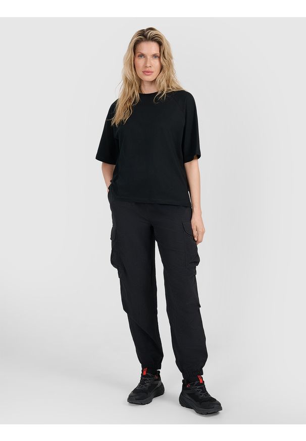 4f - 4F T-shirt oversize gładki damski - czarny L. Okazja: na co dzień. Kolor: czarny. Materiał: jersey, bawełna. Długość rękawa: krótki rękaw. Długość: krótkie. Wzór: gładki. Styl: casual, klasyczny, sportowy