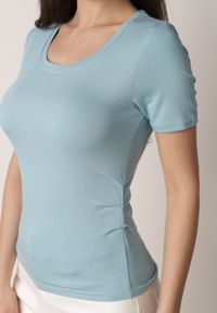 Born2be - Jasnoniebieski Prążkowany T-shirt Ozdobiony po Bokach Marszczeniem Nedisa. Okazja: na co dzień. Kolor: niebieski. Materiał: prążkowany. Wzór: aplikacja. Styl: casual #5