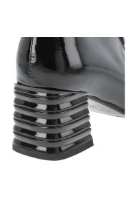 Czarne Botki S.Barski Modne Lakierowane Buty Damskie. Okazja: na co dzień. Zapięcie: pasek. Kolor: czarny. Materiał: lakier. Wzór: geometria, gładki. Obcas: na obcasie. Styl: casual, elegancki. Wysokość obcasa: średni #4