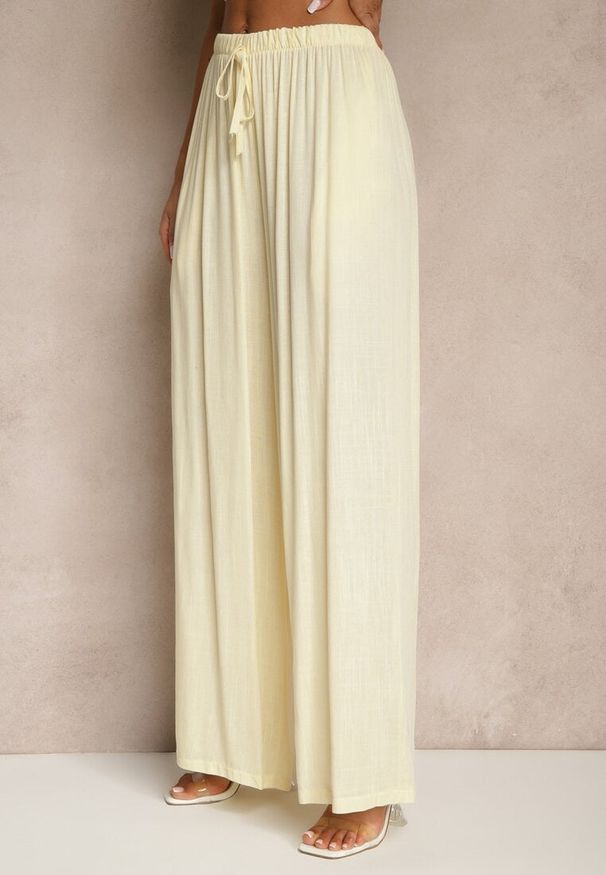 Renee - Jasnożółte Szerokie Spodnie High Waist z Gumką w Talii Ilnena. Okazja: na spacer, na co dzień, na spotkanie biznesowe. Stan: podwyższony. Kolor: żółty. Materiał: wiskoza, materiał. Sezon: lato. Styl: casual, biznesowy, elegancki
