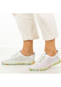 Zielone ażurowe skórzane półbuty damskie Cambell 40338. Okazja: na co dzień. Nosek buta: okrągły. Zapięcie: sznurówki. Kolor: biały. Szerokość cholewki: normalna. Wzór: ażurowy. Materiał: skóra. Sezon: wiosna, lato, jesień. Styl: casual, klasyczny #1