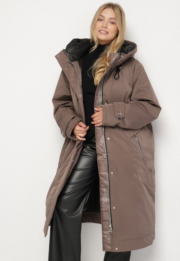 Born2be - Brązowa Kurtka z Kapturem o Wydłużonym Fasonie z Kieszeniami na Suwak Loreldra. Typ kołnierza: kaptur. Kolor: brązowy