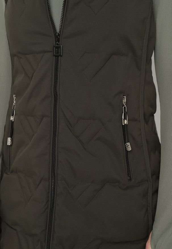 Born2be - Ciemnozielona Pikowana Kamizelka z Odpinanym Kapturem Mavalie. Kolor: zielony. Materiał: jeans. Wzór: aplikacja. Styl: elegancki